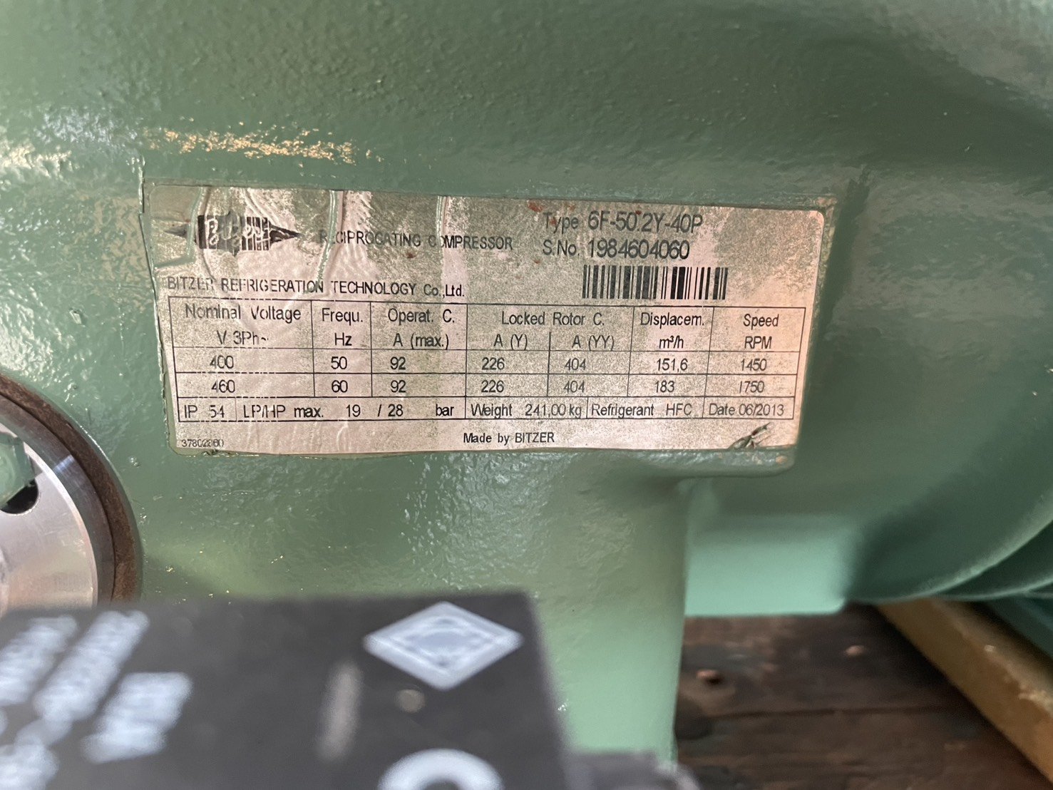 แผ่นป้ายรุ่นบนตัวเครื่องยืนยันว่าเป็น Bitzer รุ่น 6F-50.2Y-40P ระบุสเปกไฟฟ้าและพิกัดจากโรงงานผู้ผลิตชัดเจน