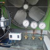 ติดตั้งเกจวัดแรงดันและอุปกรณ์ควบคุม Danfoss เข้ากับคอนเดนซิ่งยูนิตห้องเย็นภายนอกอาคาร