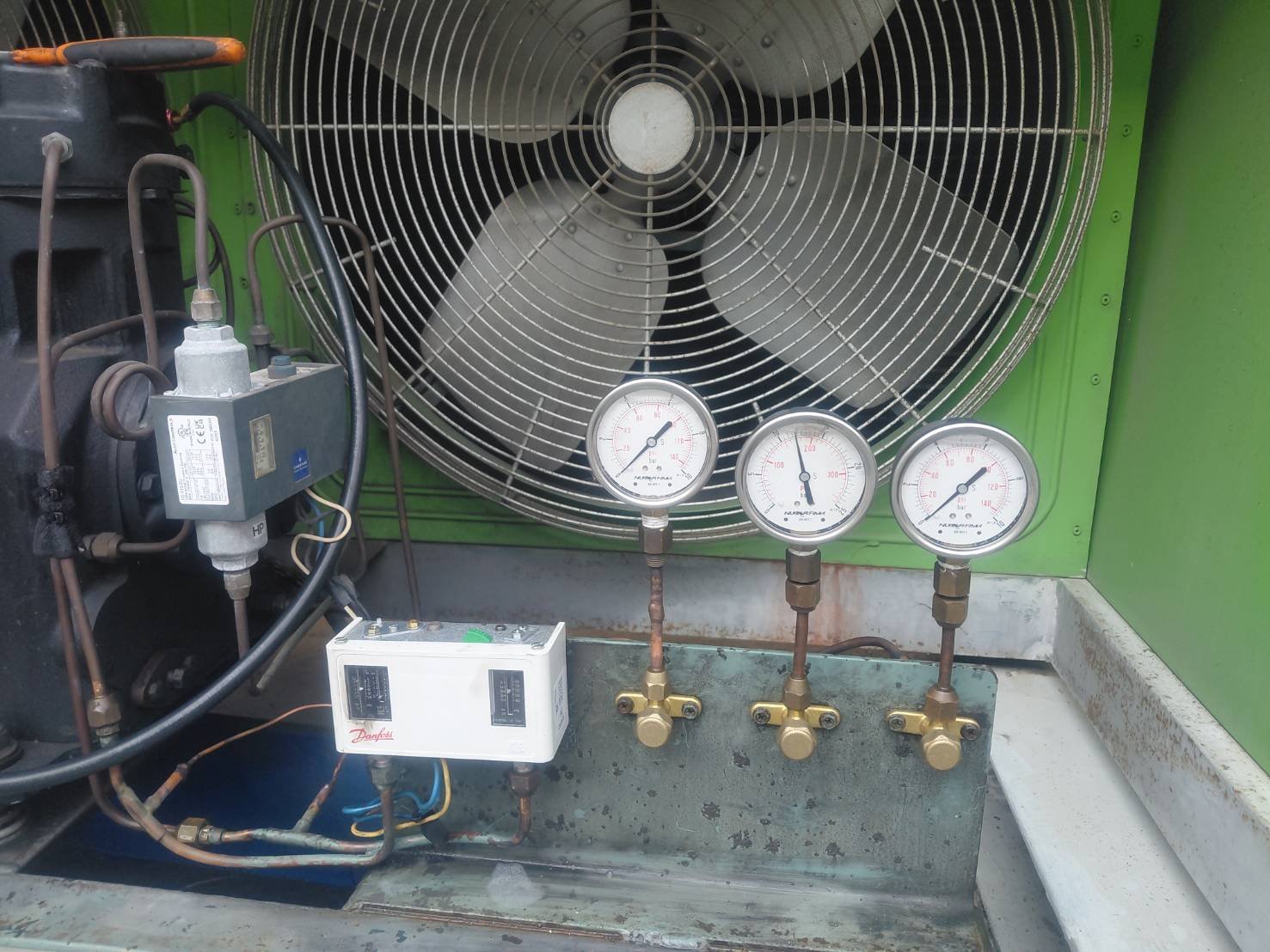 ติดตั้งเกจวัดแรงดันและอุปกรณ์ควบคุม Danfoss เข้ากับคอนเดนซิ่งยูนิตห้องเย็นภายนอกอาคาร