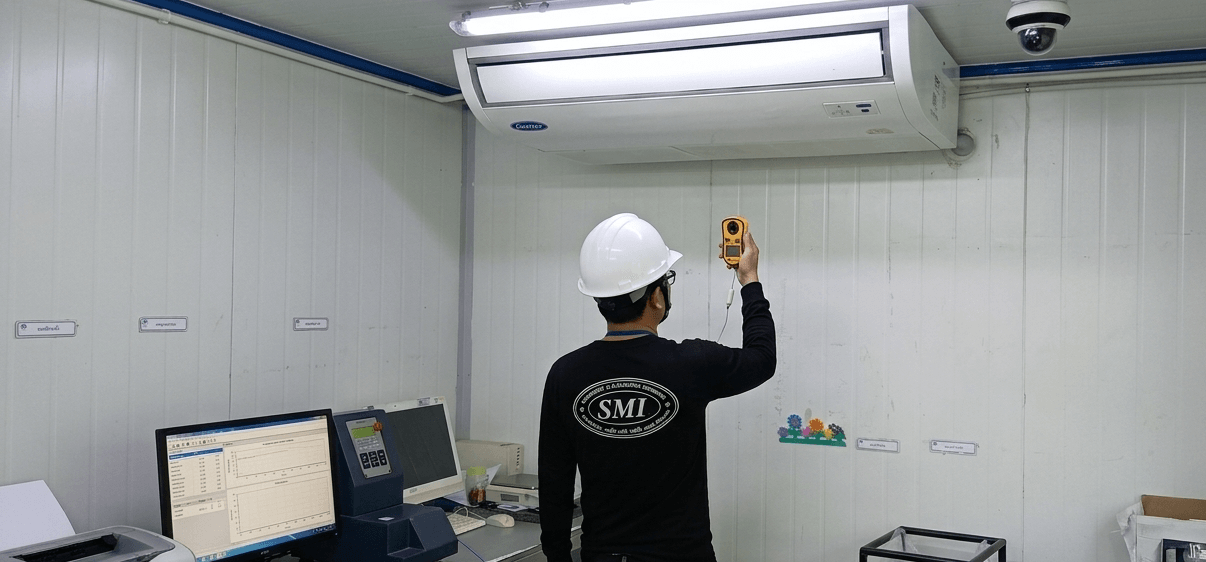 ช่างเทคนิคตรวจเช็คแอร์โรงงานตามแผน Preventive Maintenance รายปี
